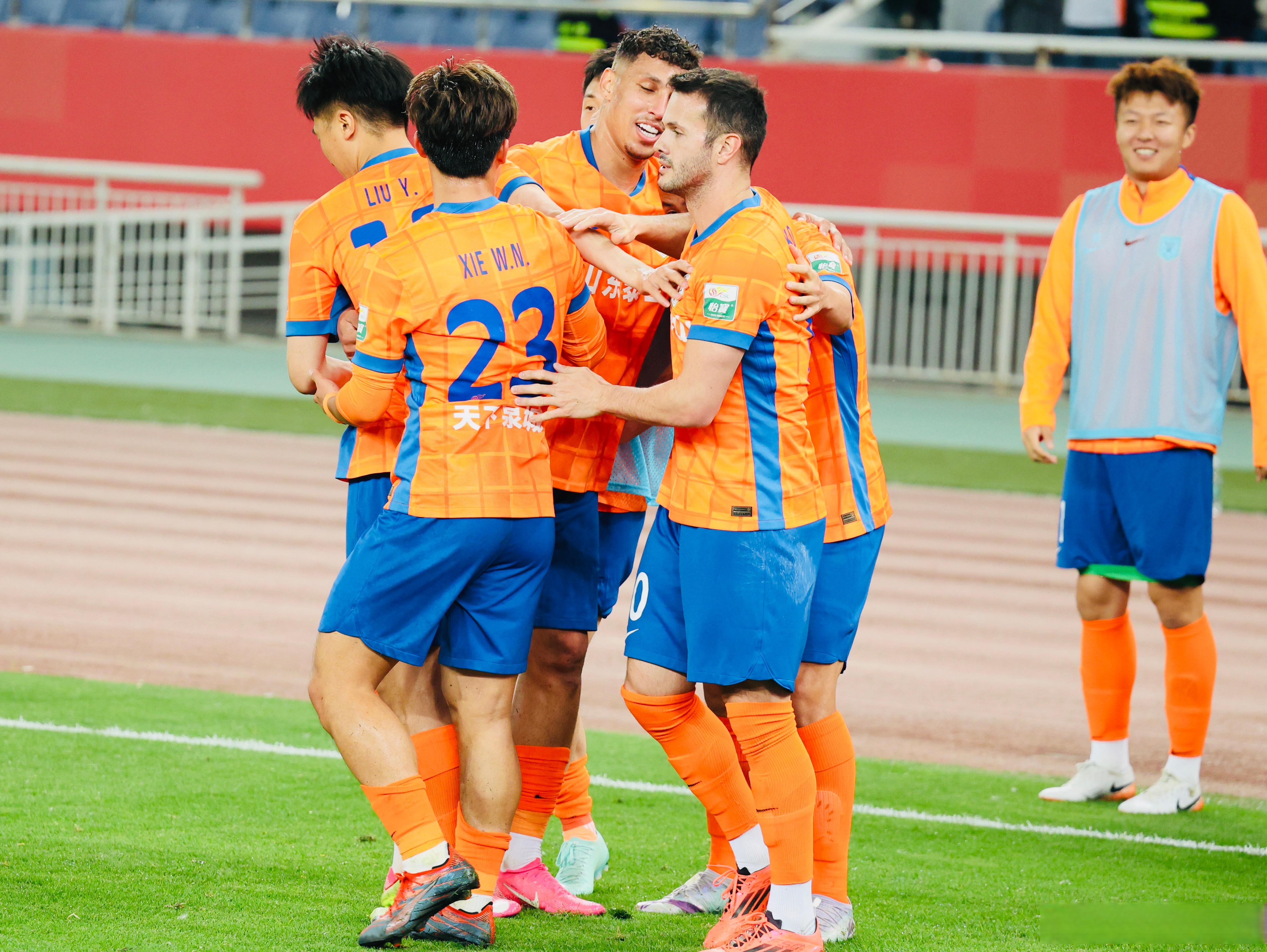 应用商店-包含赛地聚焦——中超赛前热度飙升,奥兰多魔术门线救险,底气十足,球队文化再被提及的词条-应用商店